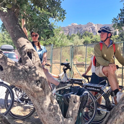 以雅典卫城为背景的一群骑手。