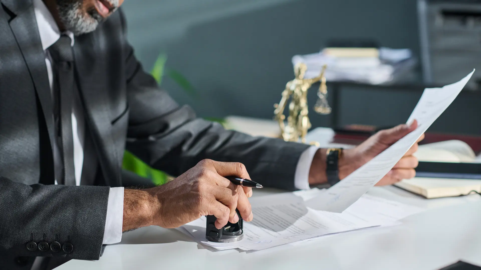 Responsable de formation en train de préparer le scertificats des apprentis Technicien fibre otpique ayant été reçu à l'examen final