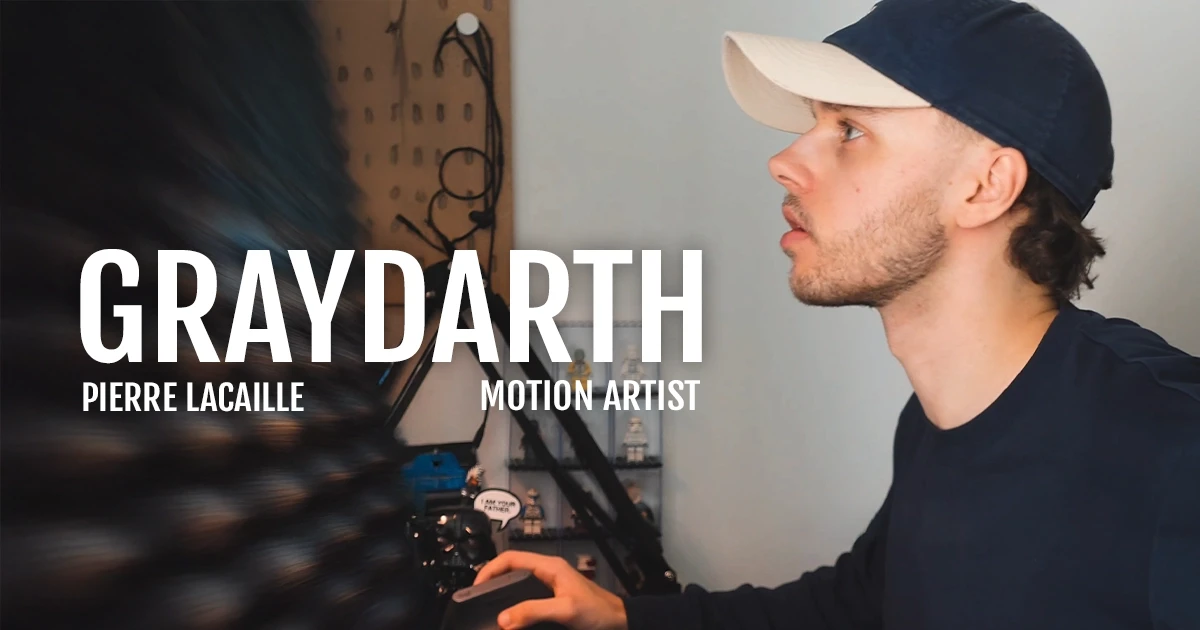 Person stand in front of a red sports oldtimer