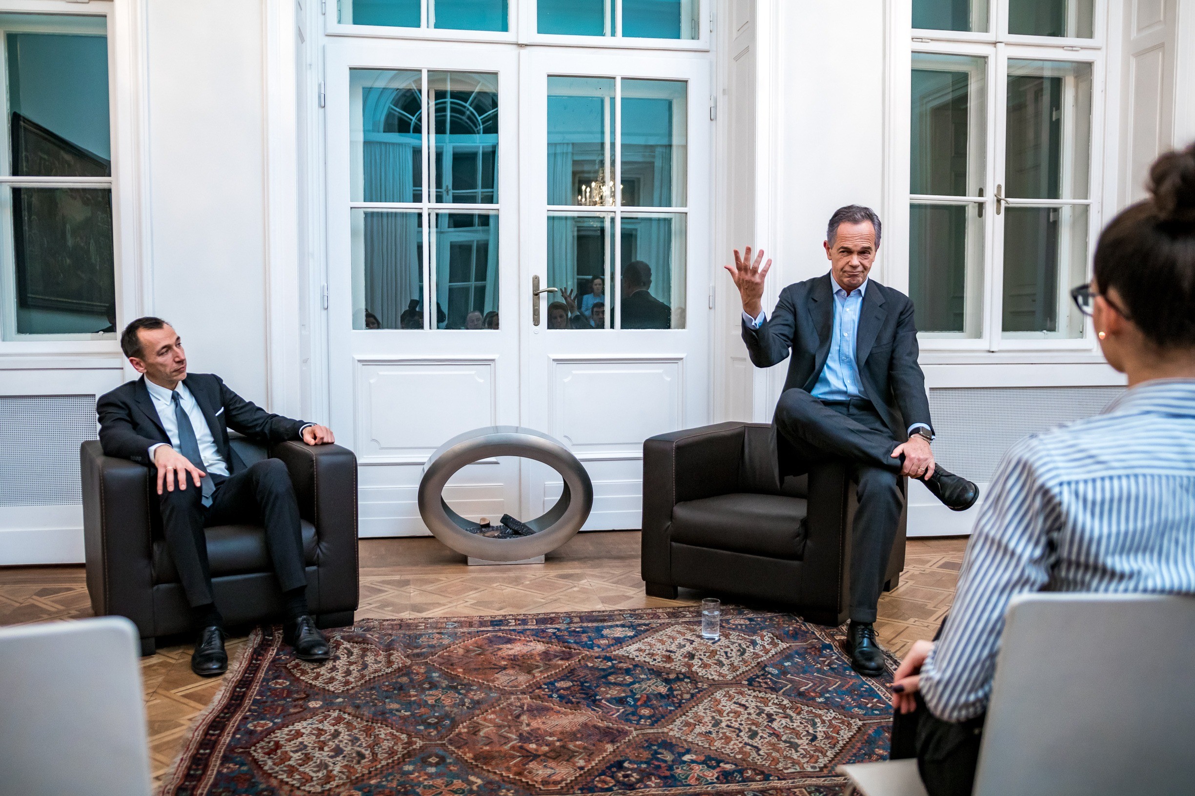 CEO Andreas Treichl  talks to LBS students in front of Executive Director Alexander Zirkler