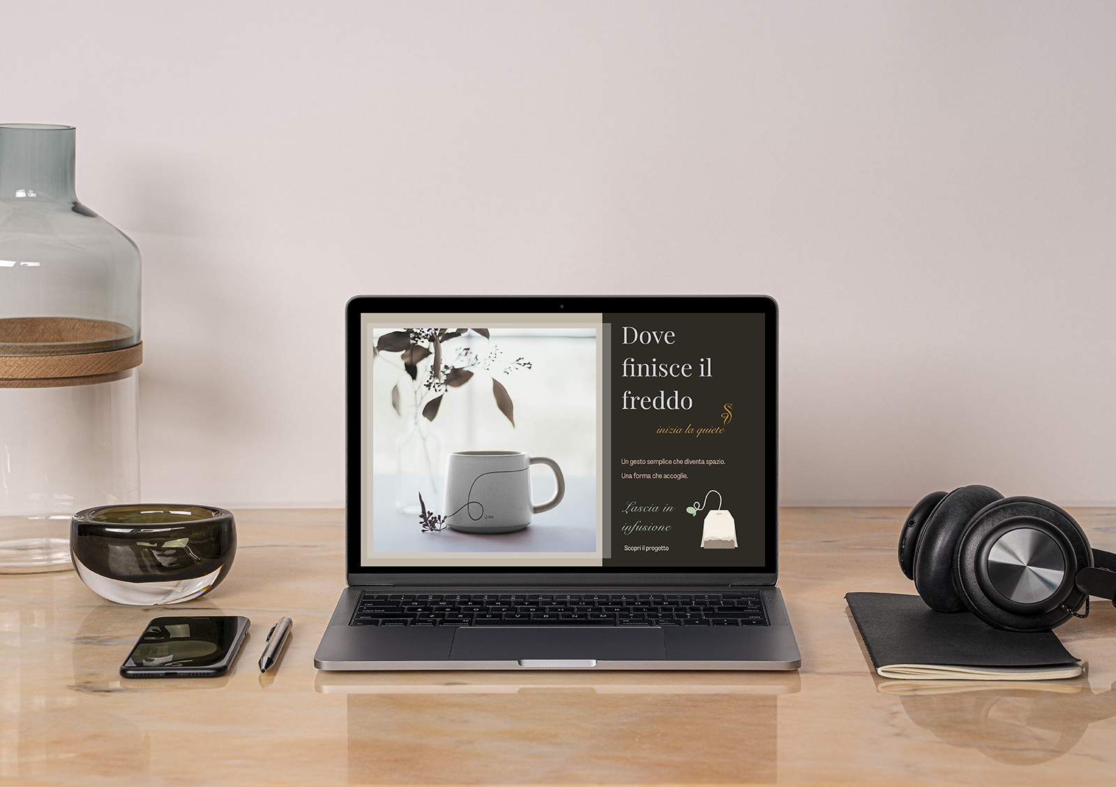 Mockup di landing page per progetto di brand identity visiva visualizzata su laptop.