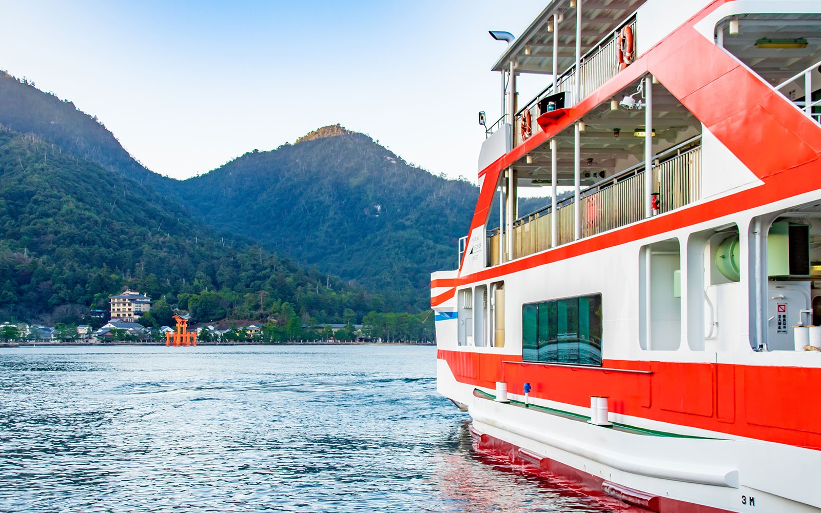 فری میاجیما جزیرے کی جانب بڑھ رہی ہے اور اس کی سیر کے دوران آپ اٹسوکوشیما مزار کے ٹوری گیٹ اور ہیروشیما کا منظر دیکھ سکتے ہیں۔