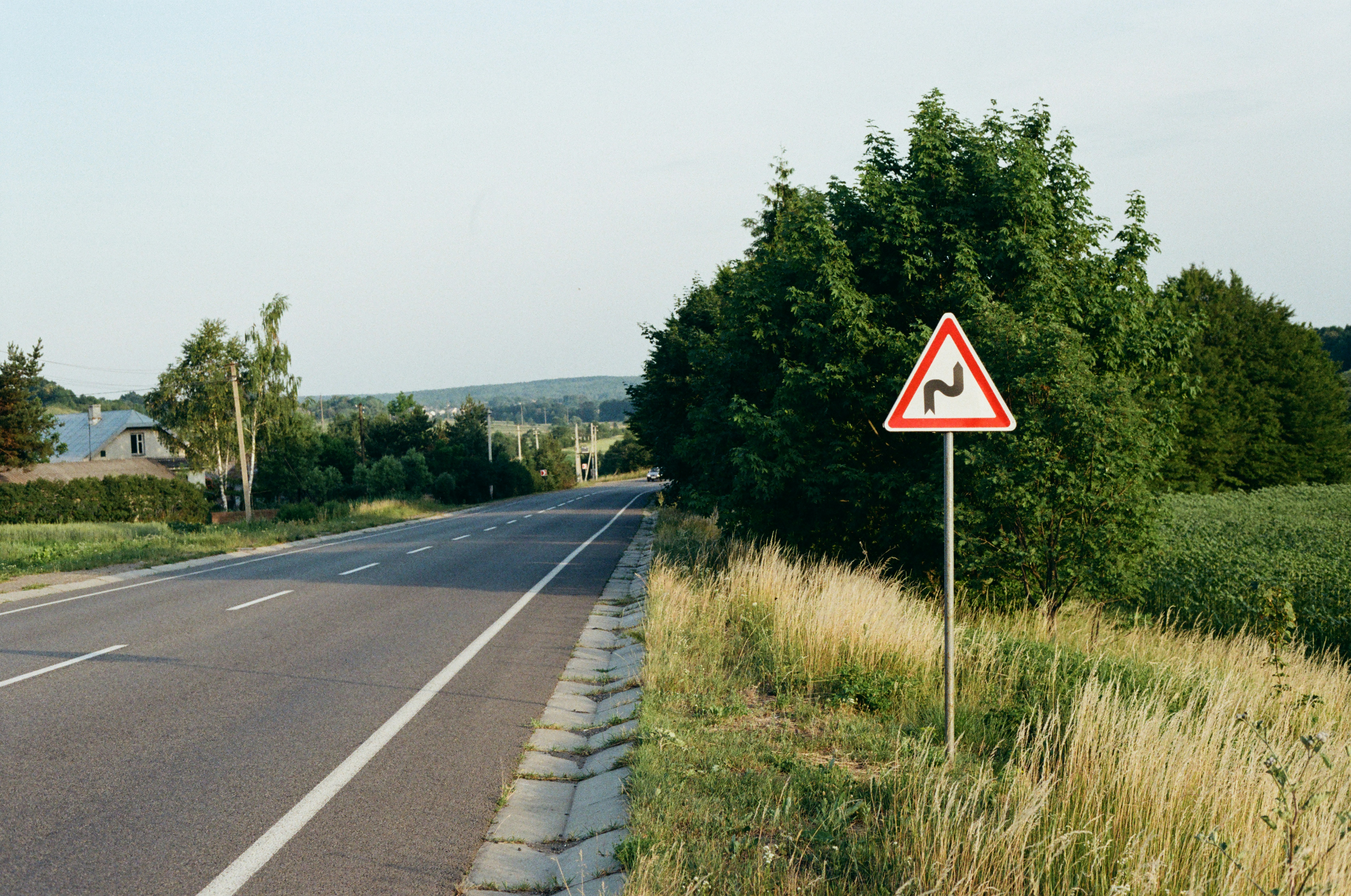 Verkeersbord naast een autoweg