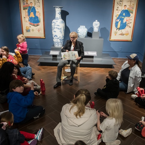 Pohled na galerii Hergenrader se sochami a uměleckými díly, kde průvodce vypráví příběh dětem i dospělým.