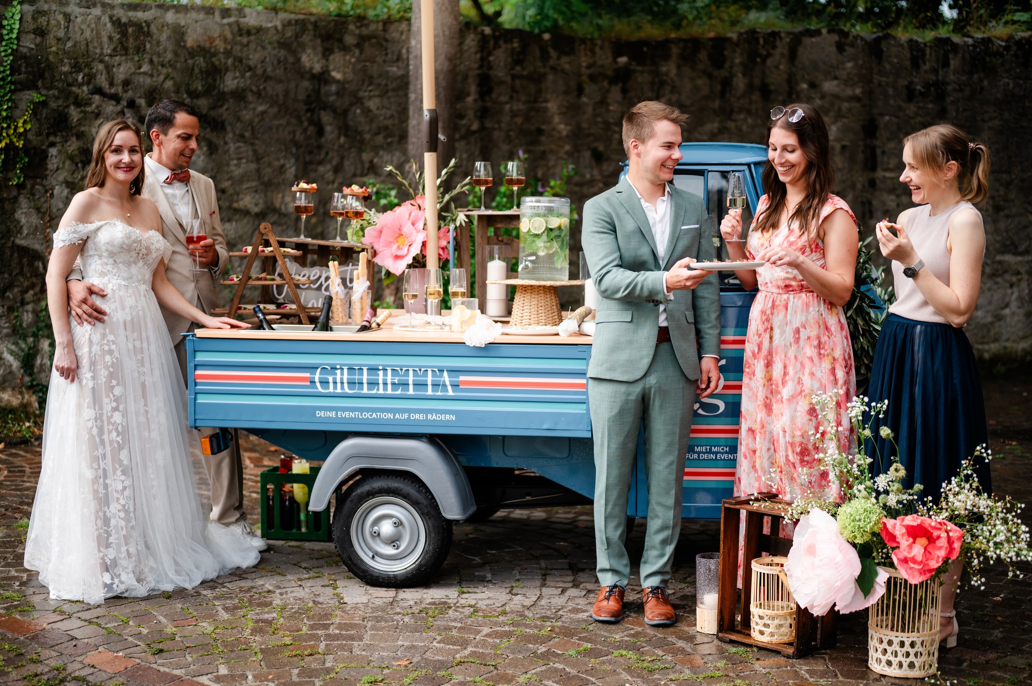 Hochzeits-Fotoshooting mit der 'Giulietta' Ape Car Bar im Vintage-Stil – ein stimmungsvolles Highlight für Gäste und Brautpaar.