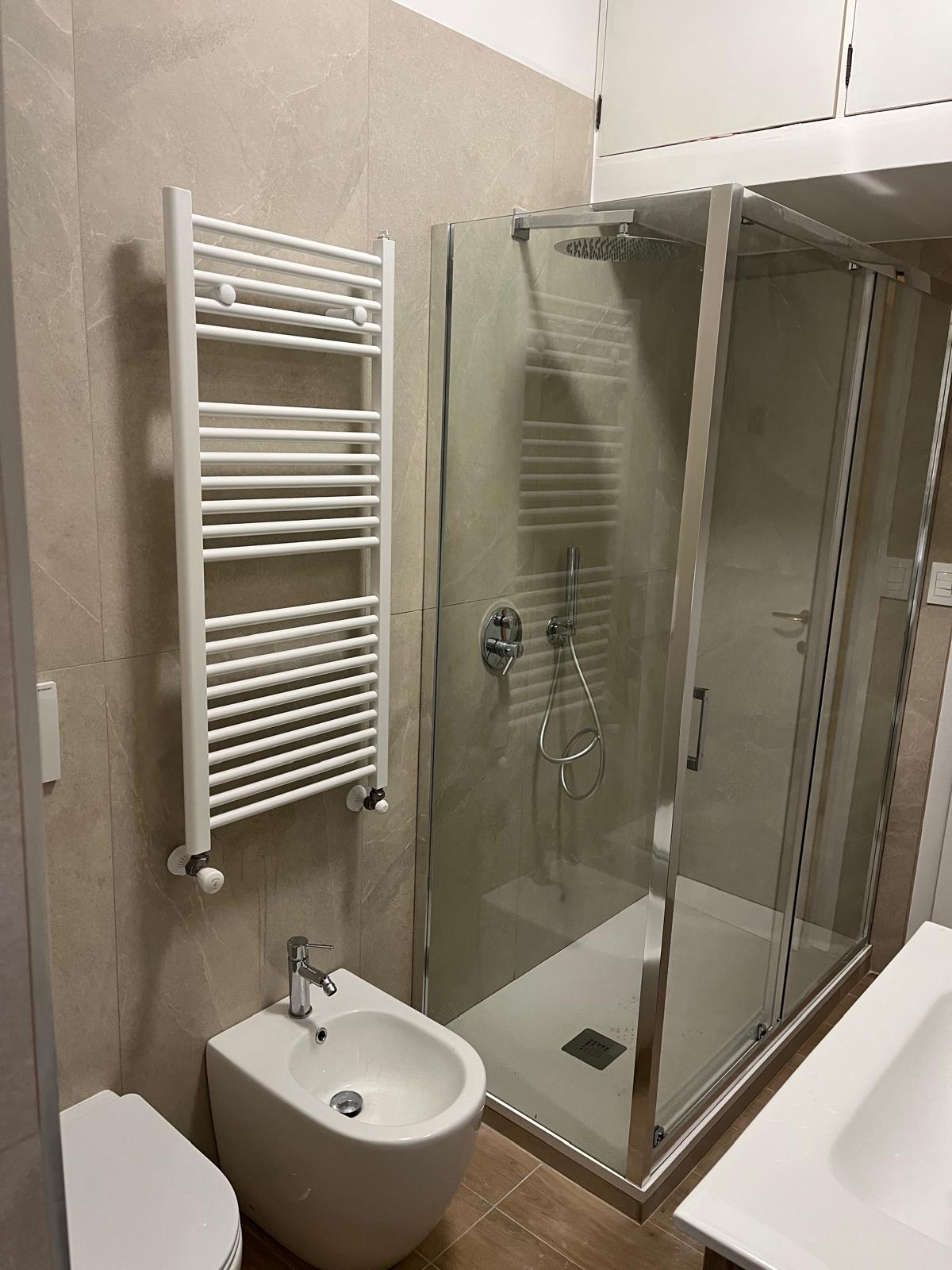 box doccia in cristallo e sanitari di bagno ristrutturato