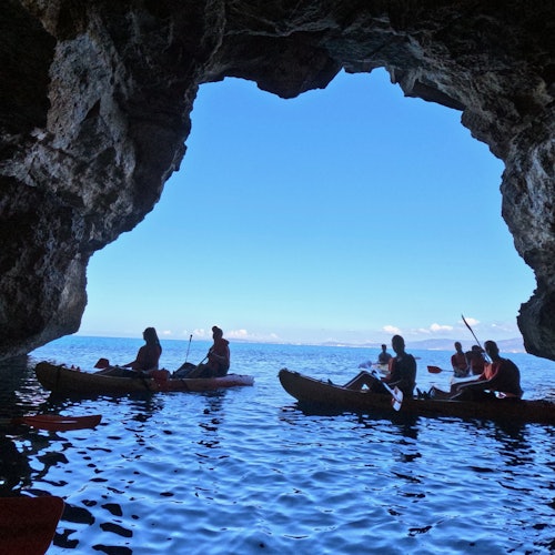 Excursie cu kayak și tur al peșterilor marine din sudul Mallorca. Opriri pentru înot, snorkeling și gustări.