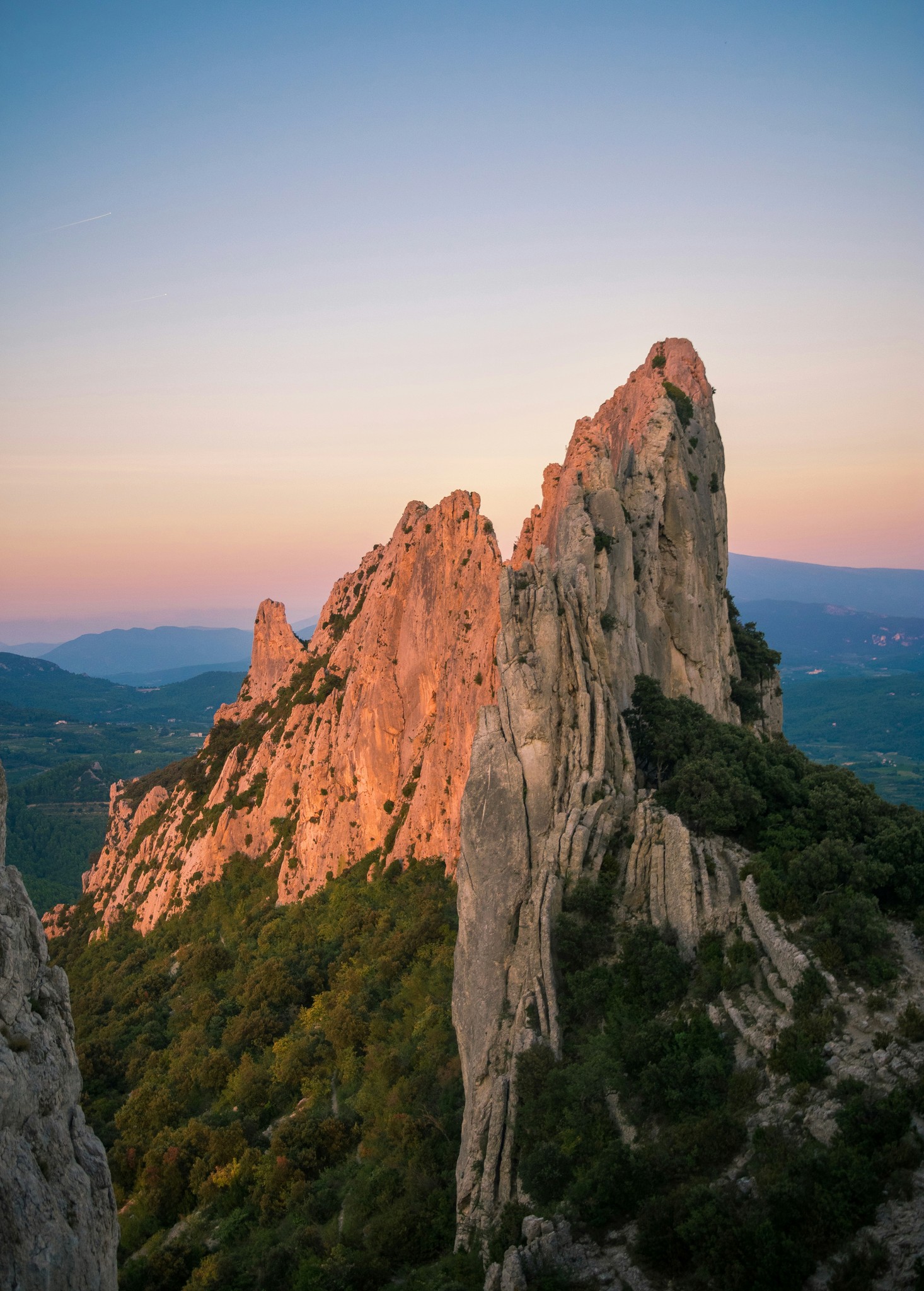 Paysage panoramique des montagnes pyrénéennes : direction artistique visuelle pour le secteur du tourisme de nature et d'aventure.