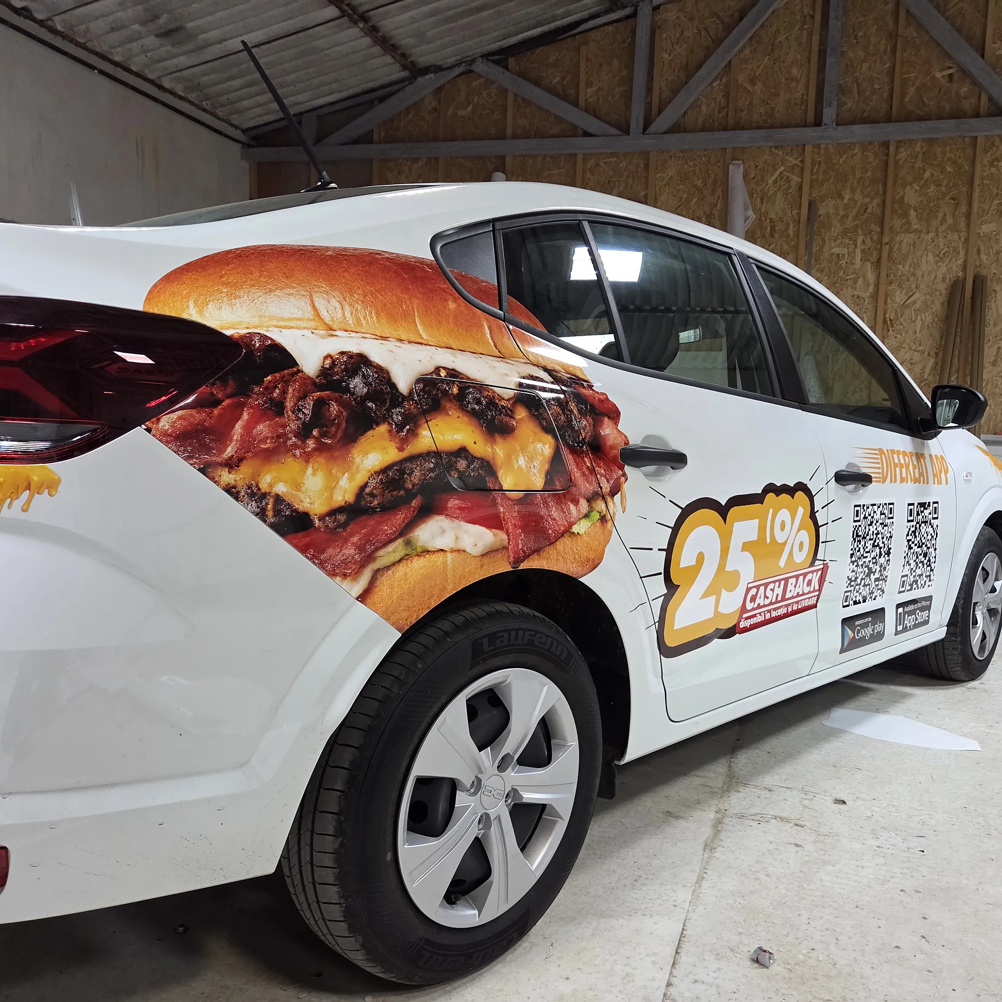 Mașină Difereat Burgers colantată cu burger și ofertă cashback, vedere laterală spate
