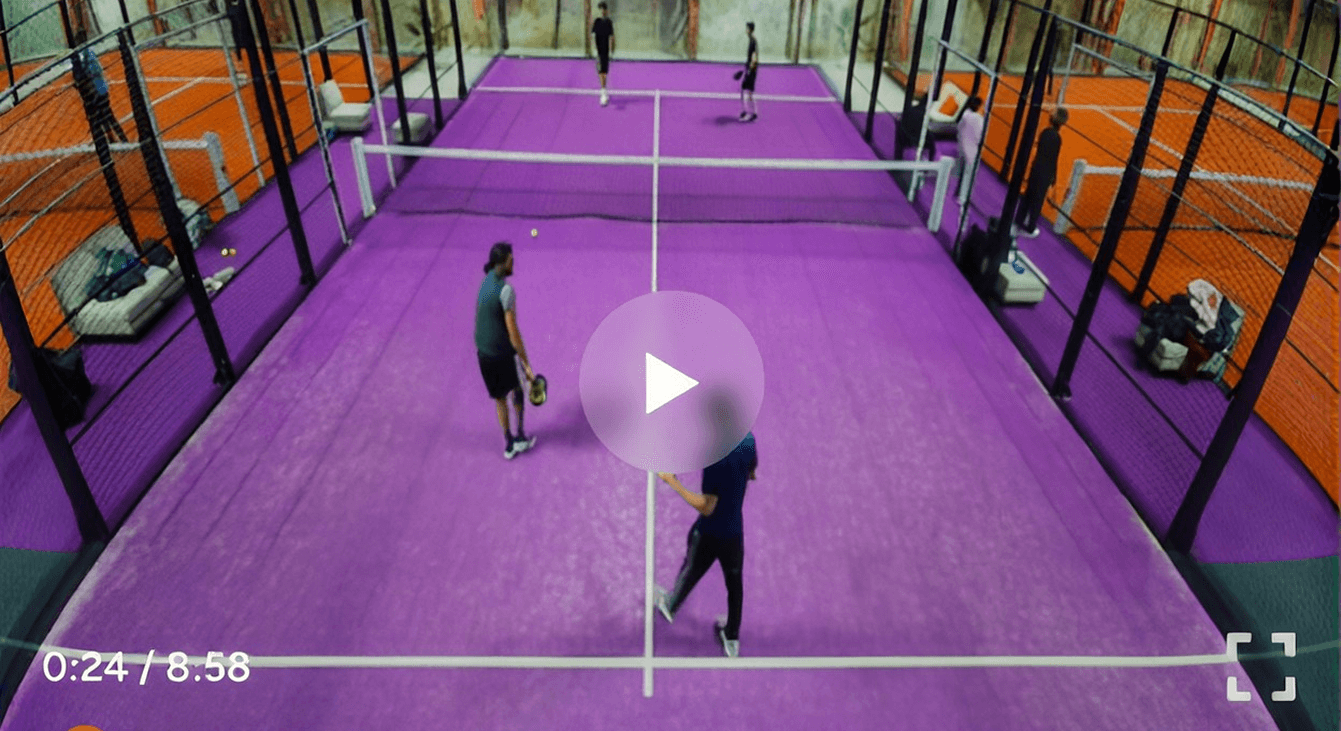 Video eines aufgenommenen Padel-Matches auf einem lila Indoor-Court