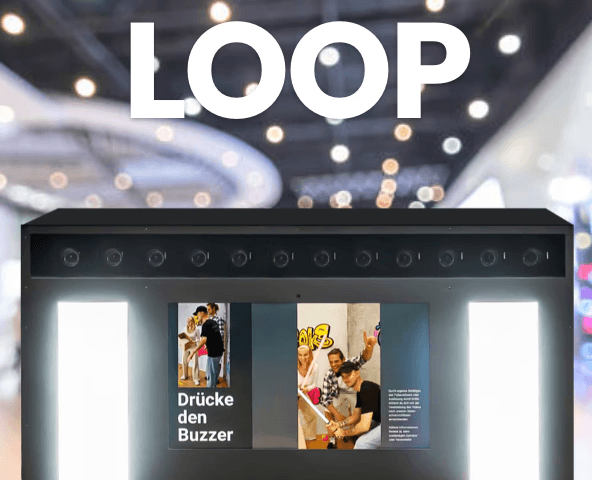SnapCube LOOP Fotostation mit großem Display und Lichtpanelen vor einem Event-Hintergrund.