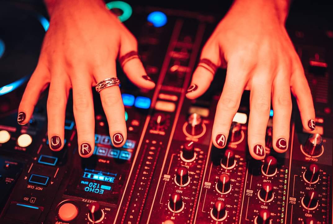Hand with autumn-colored nails holding a brown purse