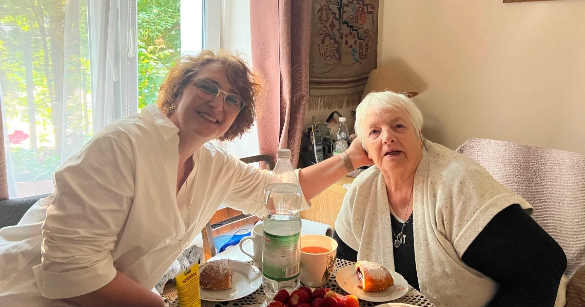 Osoba pomagająca drugiej osobie