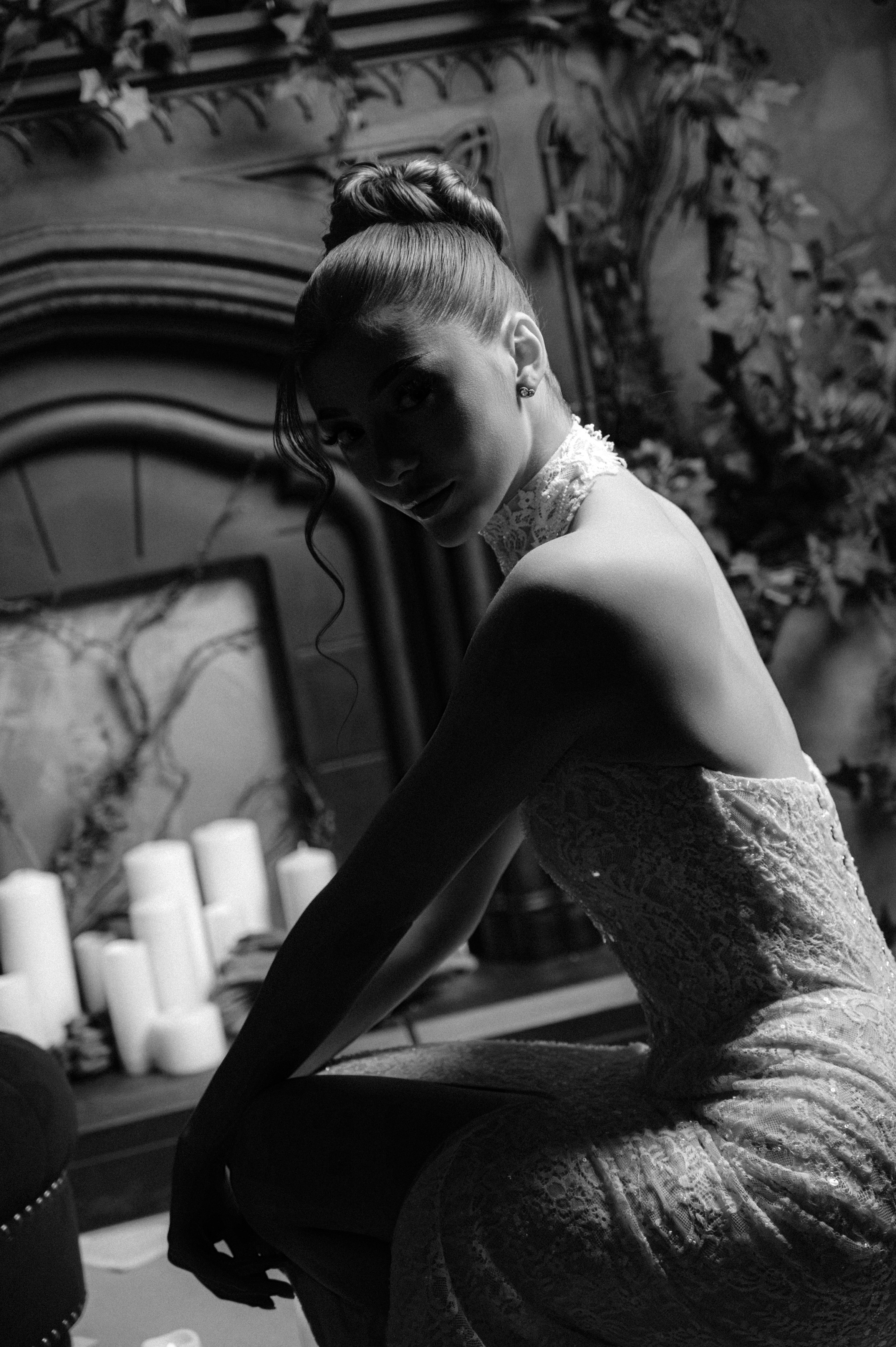 Portret alb-negru de mireasă într-un decor dramatic cu lumină cinematică, fotografie bridal editorială în București