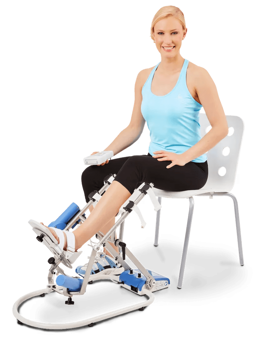 Demonstration der Anwendung der ARTROMOT SP3 Sprunggelenk-Bewegungsschiene zur passiven Mobilisation, verfügbar zur Miete.