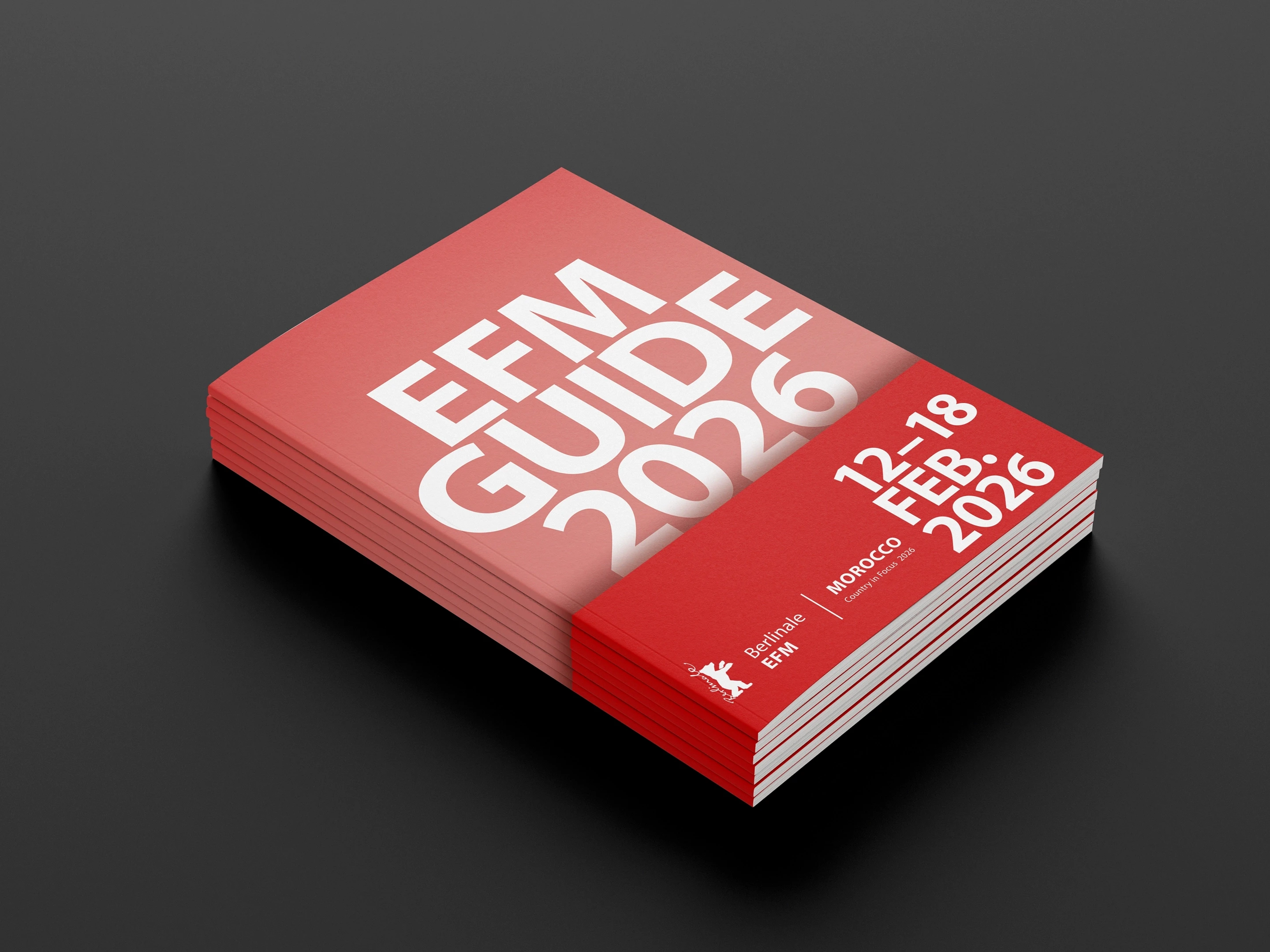 Berlinale EFM Guide 2026 Broschüren-Mockup: gestapelte Publikationen in Rot-Weiß mit Länderfokus Marokko, freigestellt auf dunklem Hintergrund