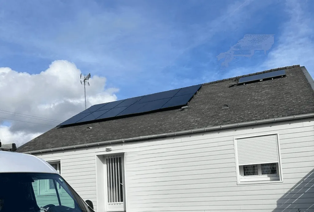 Photo d'une maison à Loireauxence en France équipée de panneaux photovoltaïques dont l'installation a été faite par Solarock.