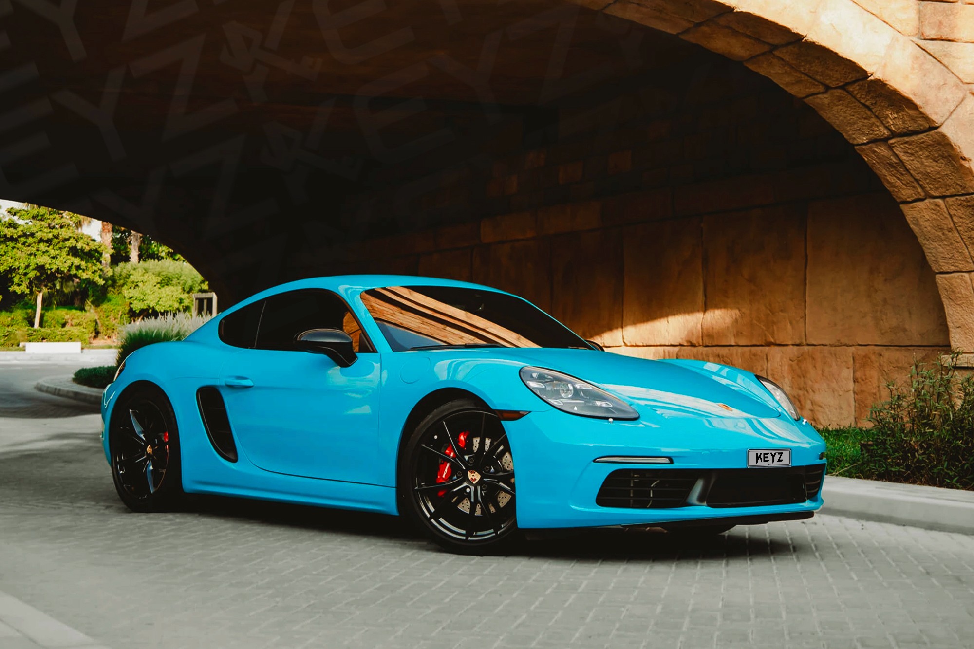Vue extérieure Porsche Cayman S Bleu Miami – Location Sportive à Dubaï | Keyz Rent