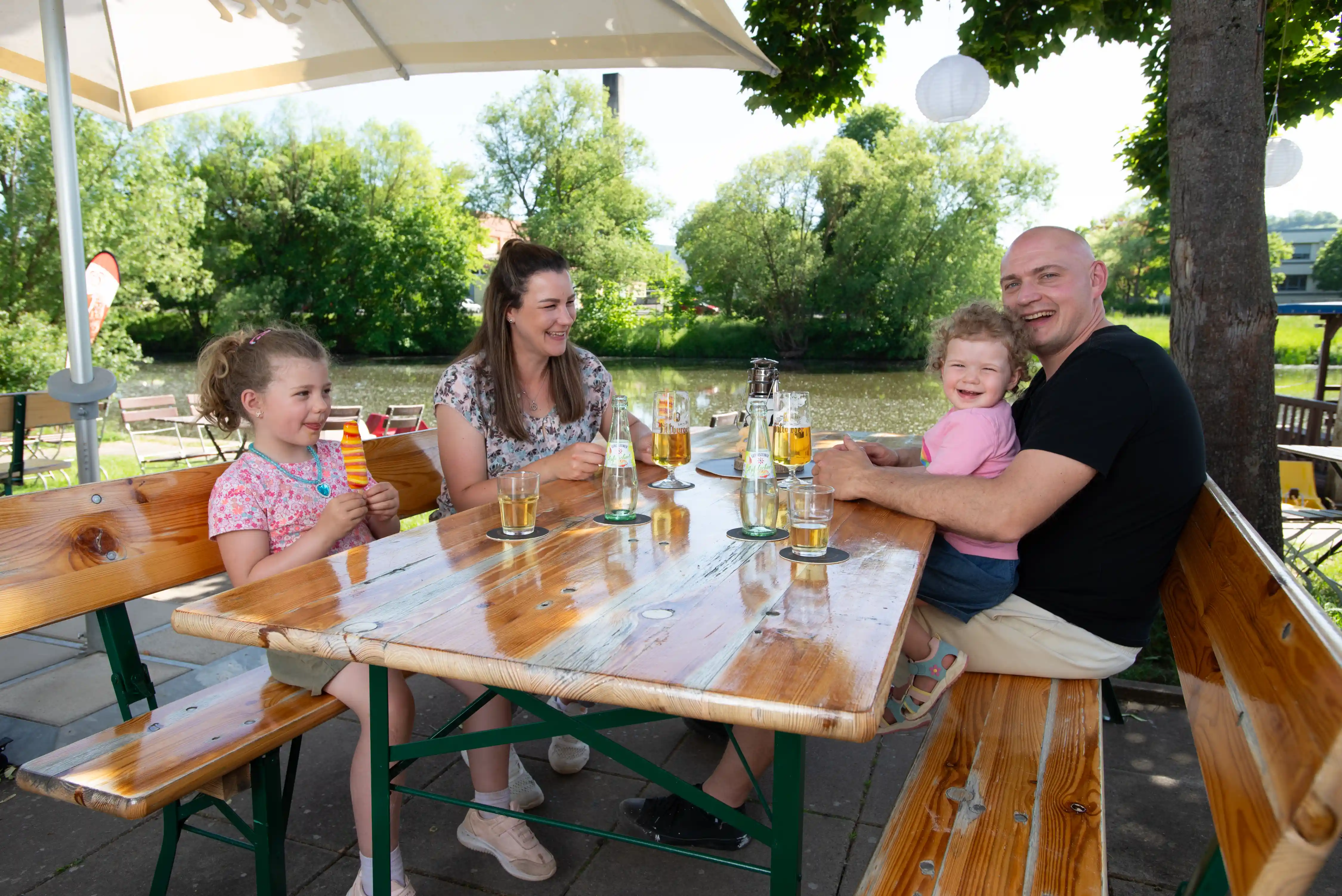 Eine Bierbank mit Blick auf die Fulda