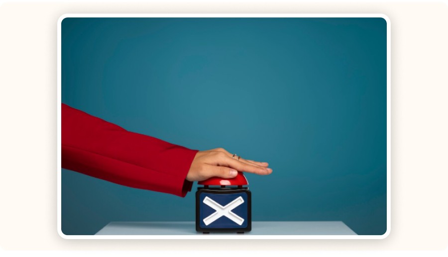 Main appuyant sur bouton rouge avec symbole croix sur fond bleu&nbsp;