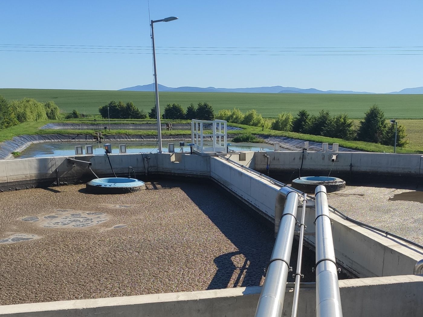 BIODEC decanters and aeration pipework over the CYCLATOR basins at Kartal, Hungary