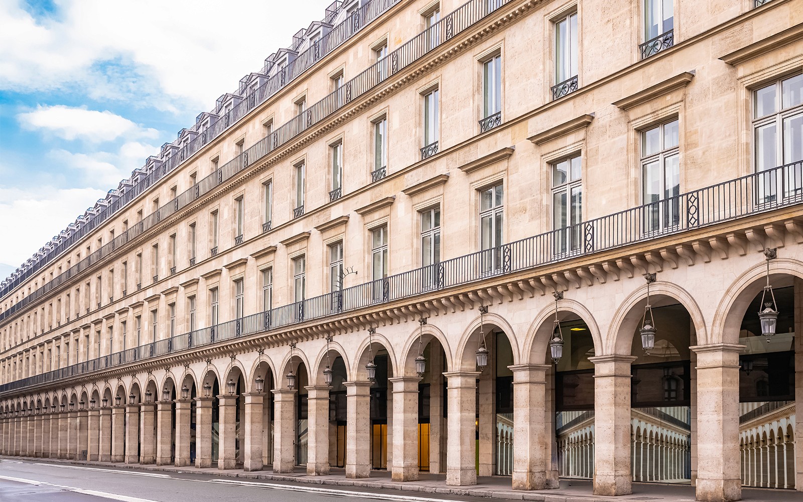 巴黎皇宫正面的照片,作为《艾米莉在巴黎》之旅的一部分。