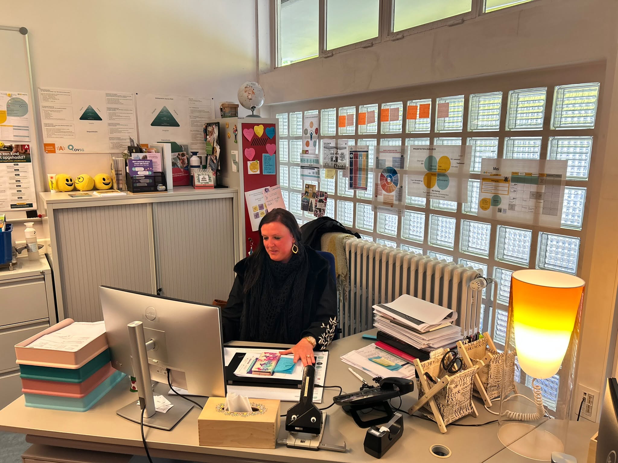 Zorgcoordinator Sandra aan haar bureau