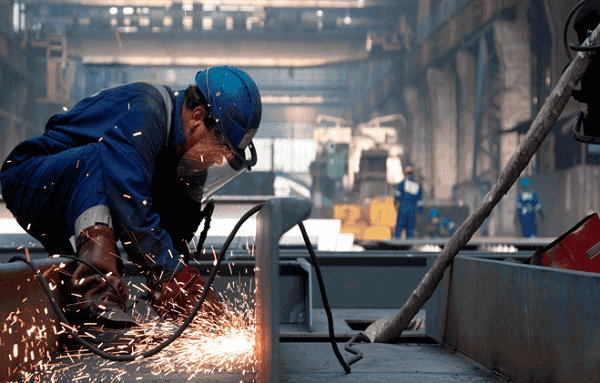 Técnico realizando soldagem em uma planta industrial, representando a manutenção e reparo com alta tecnologia e segurança proporcionados pela Agmol.