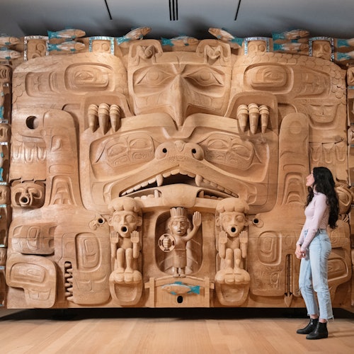 一個正面視角的紅雪松舞蹈屏風，由海達藝術家詹姆斯·哈特雕刻。