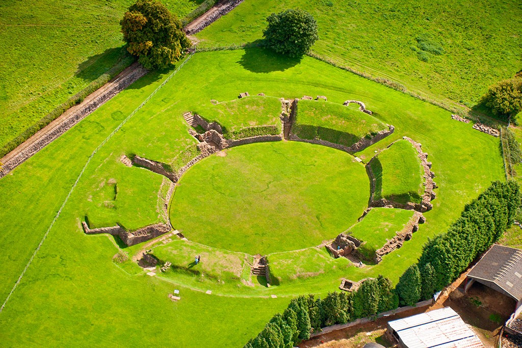 Caerleon By CADW - directly from Visit Wales; agents of CADW, CC BY-SA 3.0, https://commons.wikimedia.org/w/index.php?curid=25009737