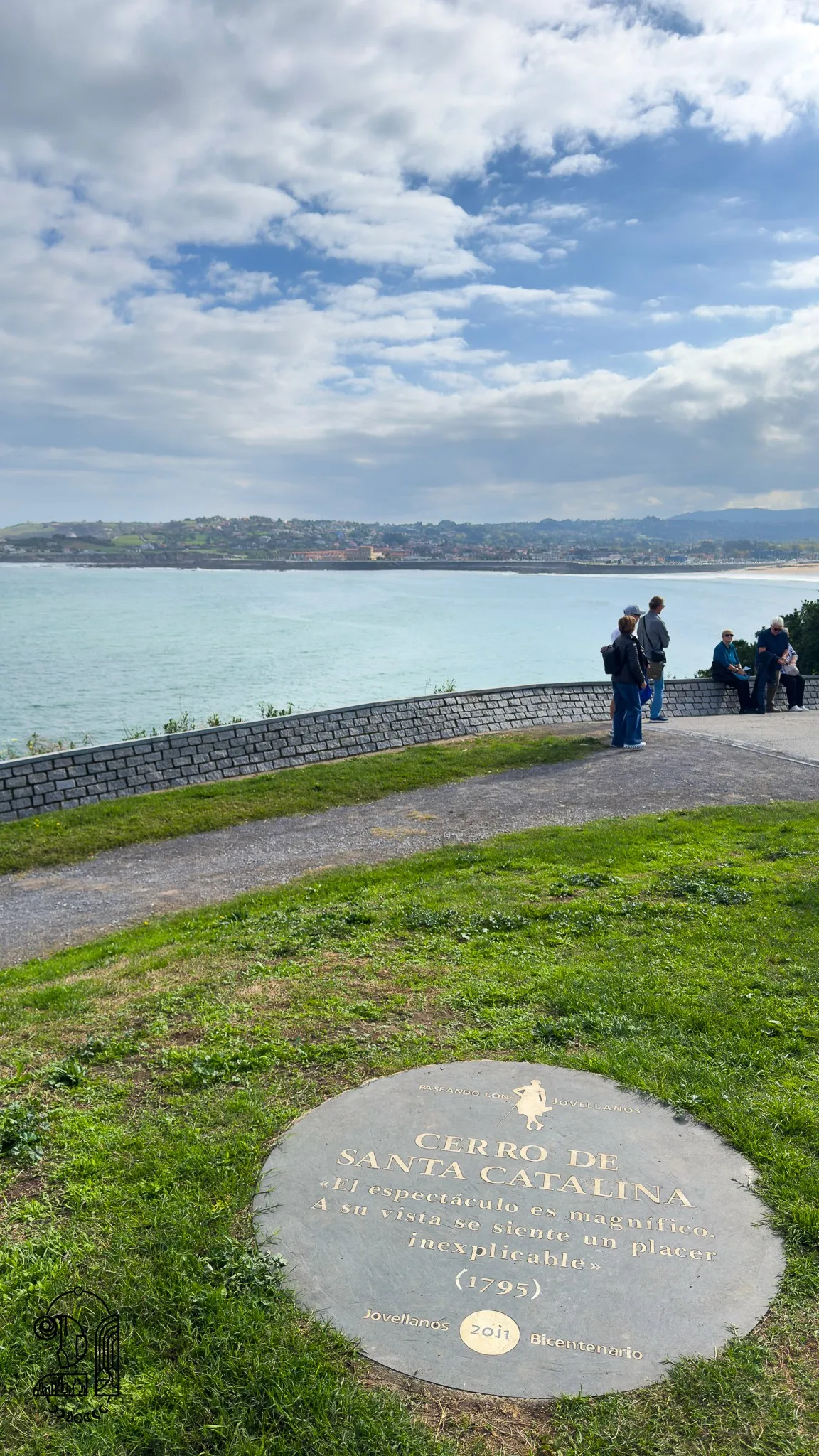 Plaque commemorative en bord d'océan