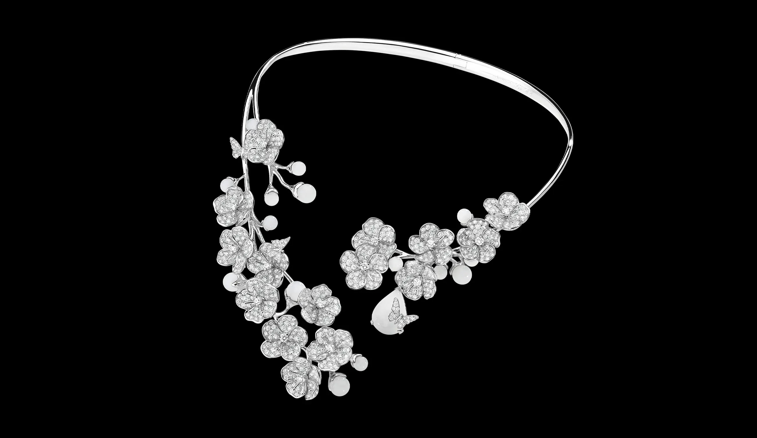 Collier Haute Joaillerie Maison Édéenne en or, jade pavé de diamants fond noir