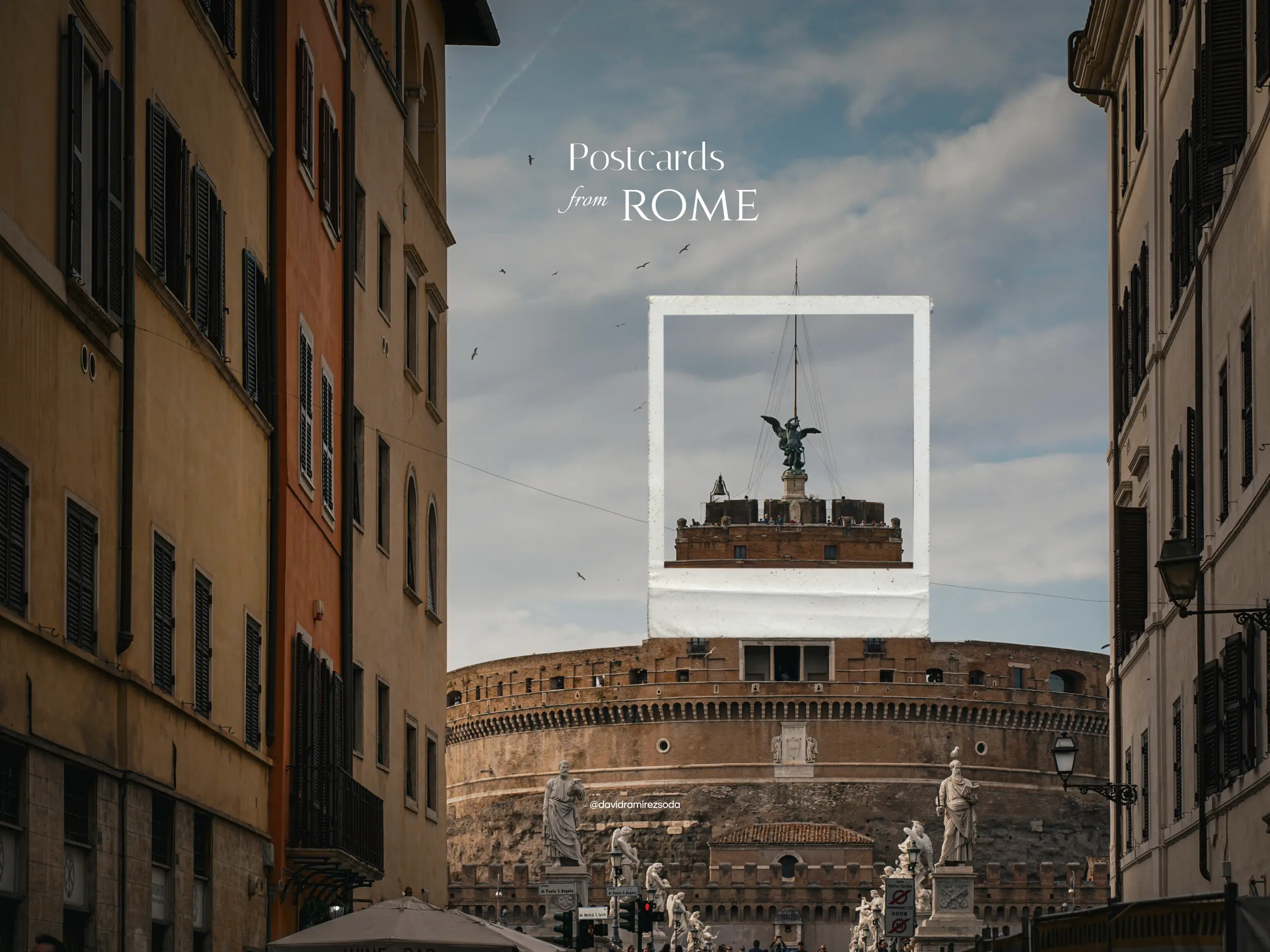 Vue du château Saint-Ange à Rome, encadré par les façades d’une rue, avec une composition graphique inspirée d’une carte postale.