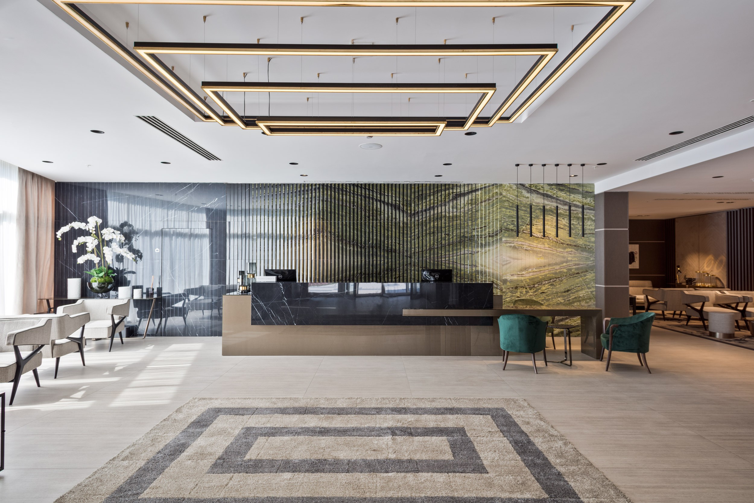 Eleanor Hastings pose with sheets