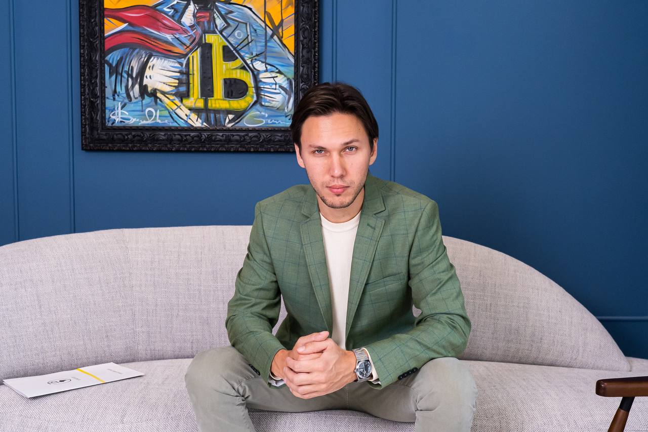 Image of a rapper with headphones (Background Removed)