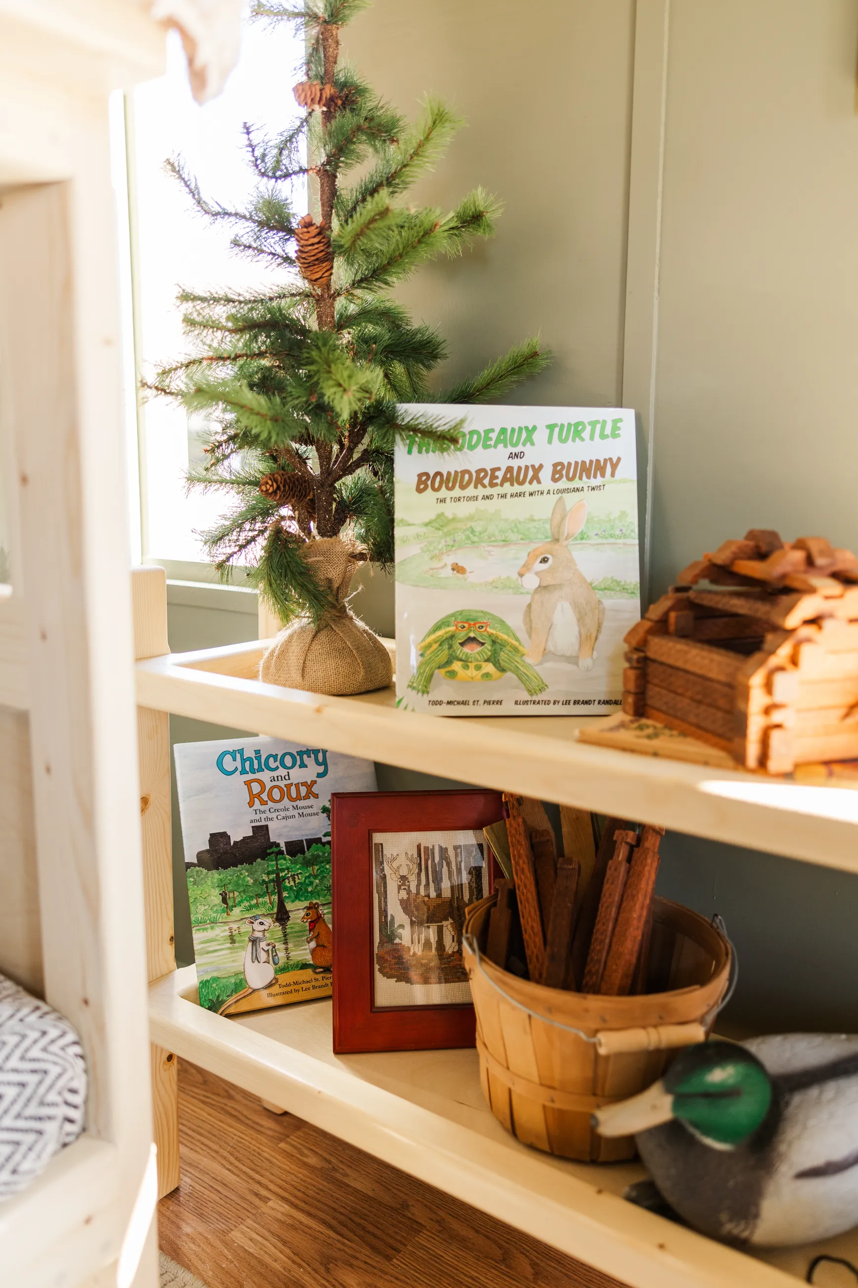 Luxury table setting by Sarah Overall Events with pink embroidered napkins, gold-rimmed plates, floral arrangements, and personalized menus in Shreveport.
