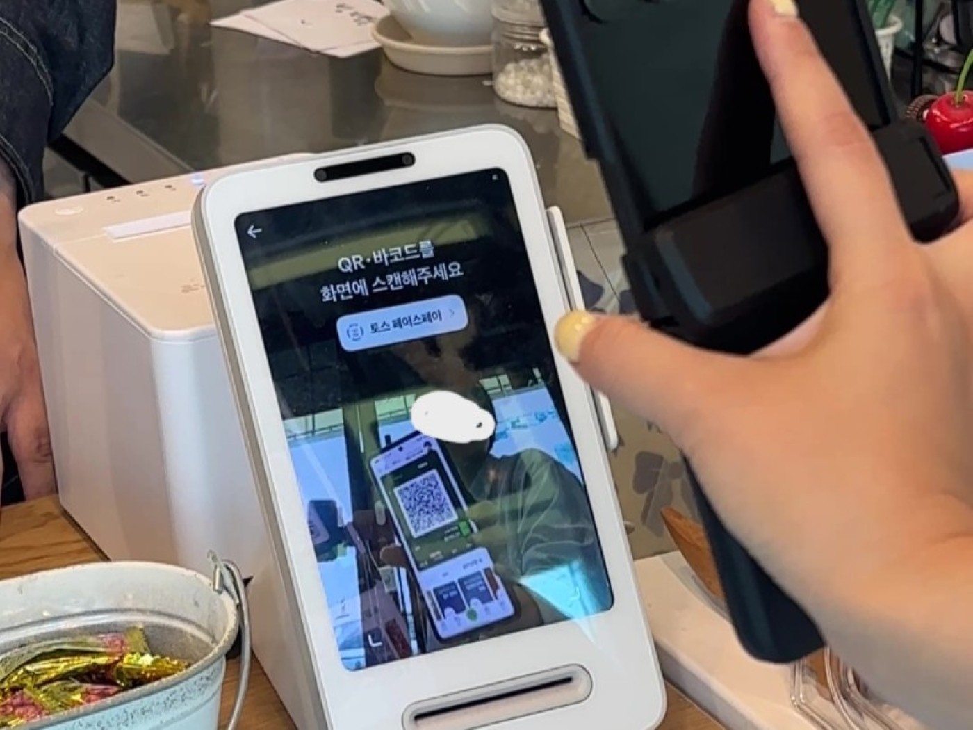 토스단말기 QR 결제 하는 장면