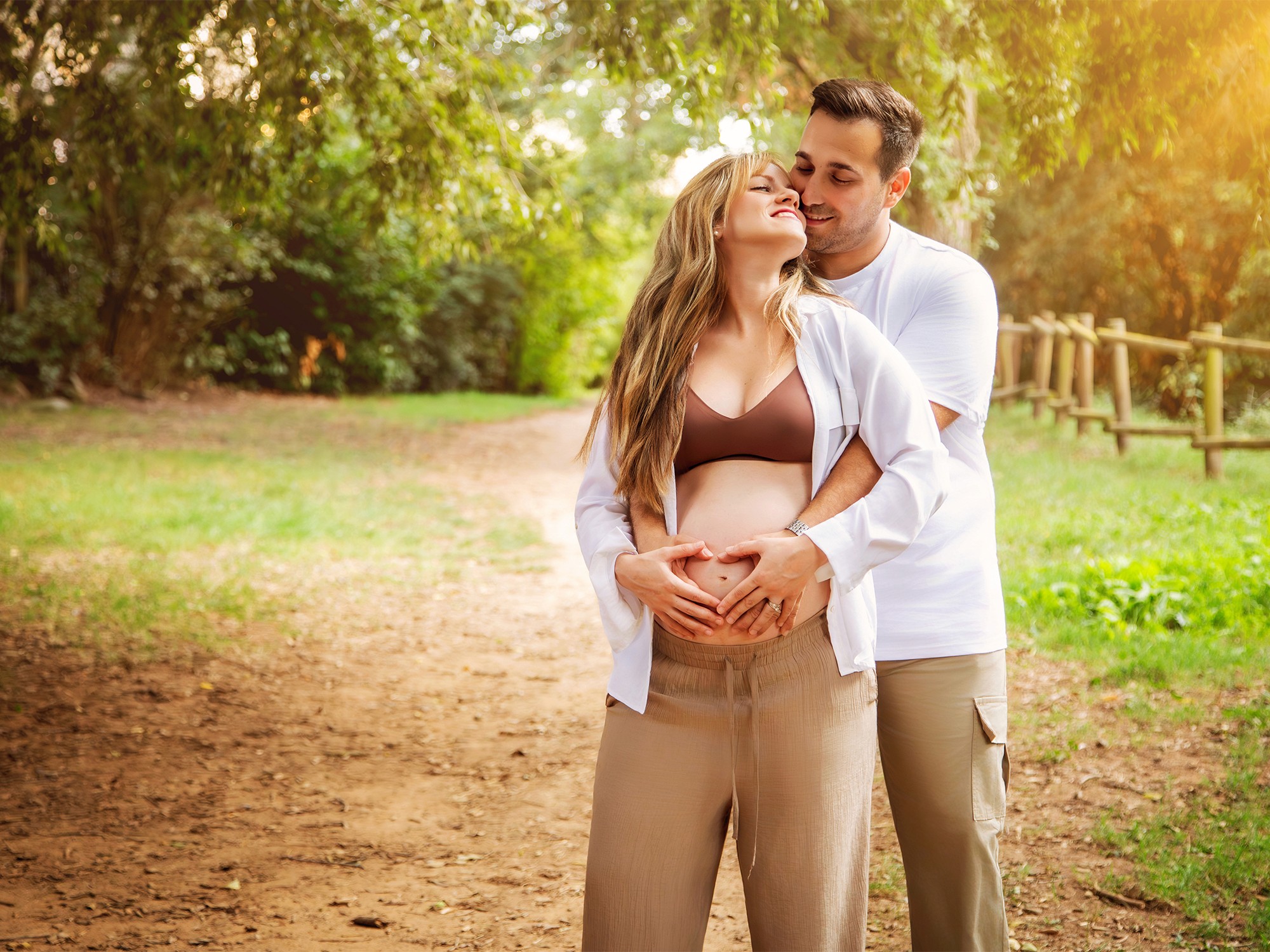 Premamá y pareja abrazandose