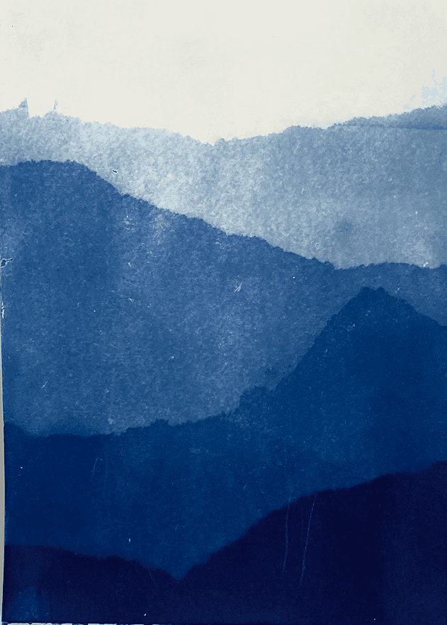 Abstrakte blaue Strukturen auf Papier, erzeugt durch unterschiedliche Belichtungsstärken und UV-Licht im Cyanotypie-Prozess.