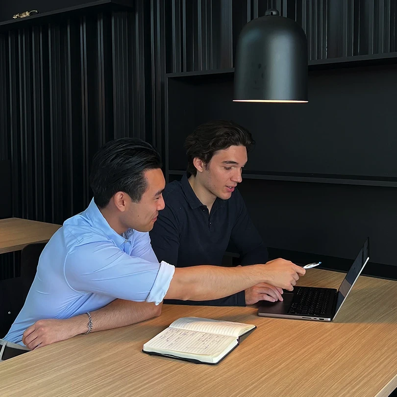 Vos Marketing team werkt samen in een modern kantoor
