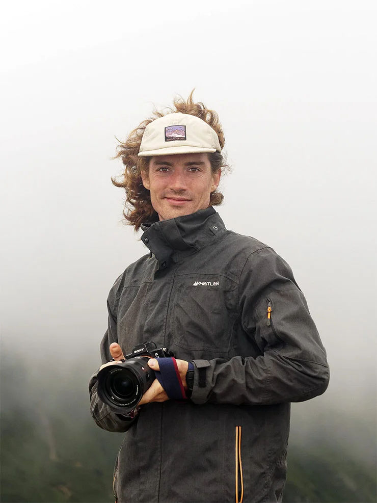 Martin Dedron avec son matériel photographique dans le brouillard