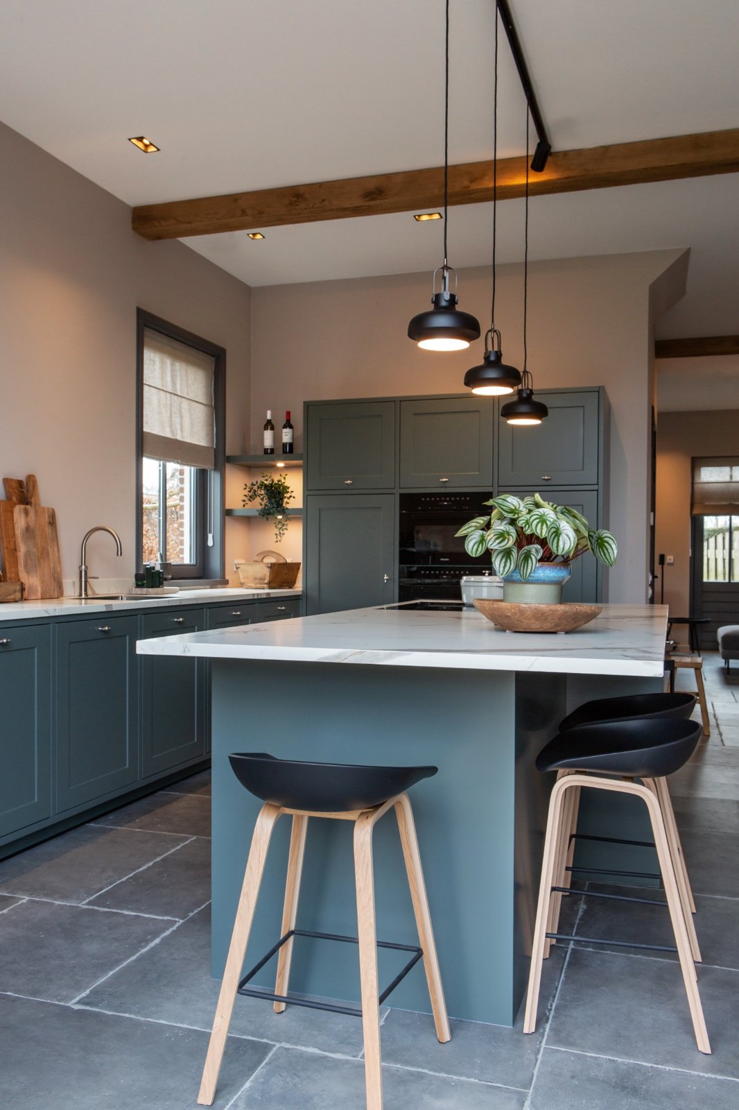 eetkeuken met bar donker groen