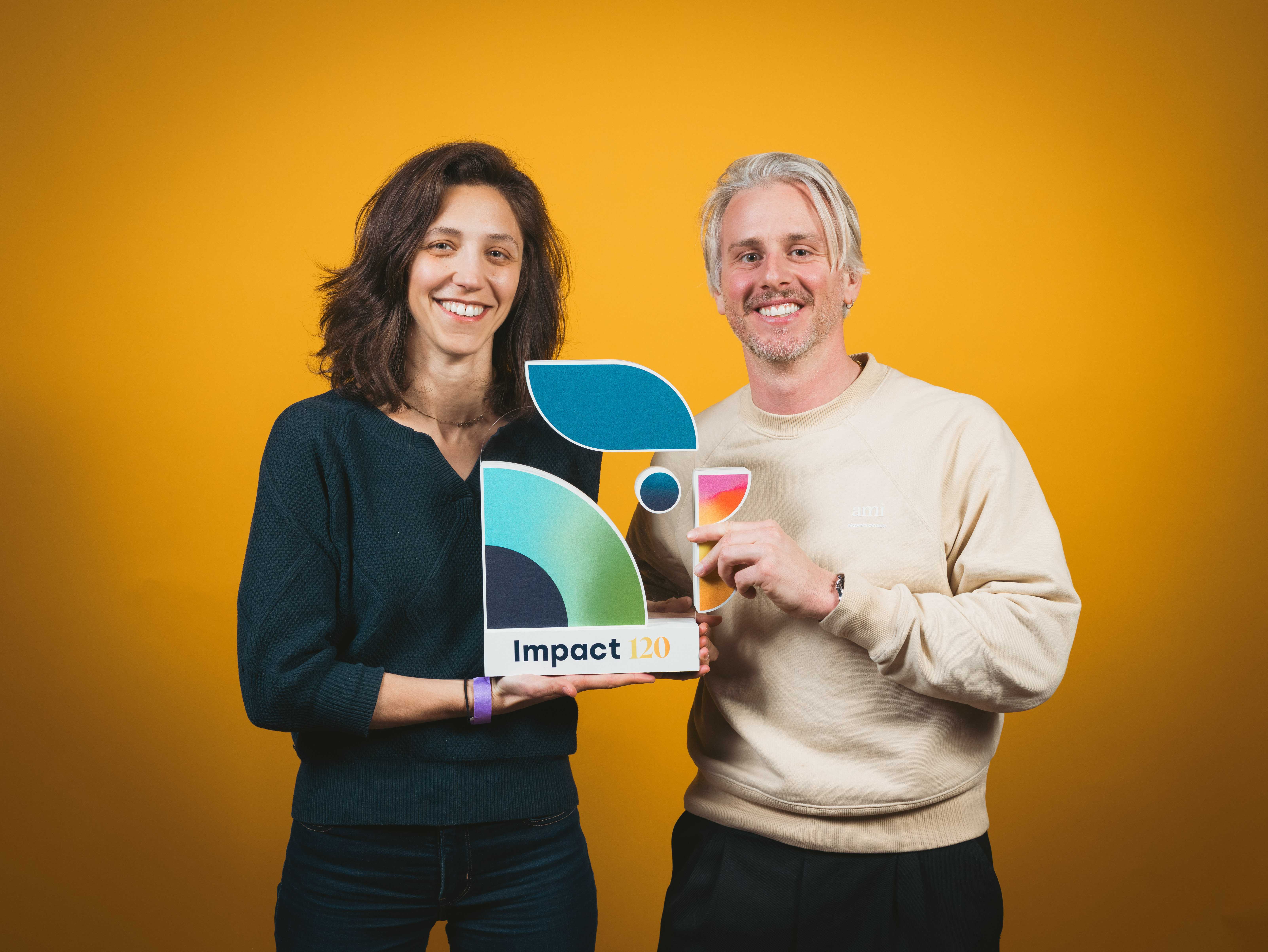 Photo de Laure Crémieux et Benjamin Barnathan avec le prix Impact France. Solarock est lauréat Impact 40/120 en 2026