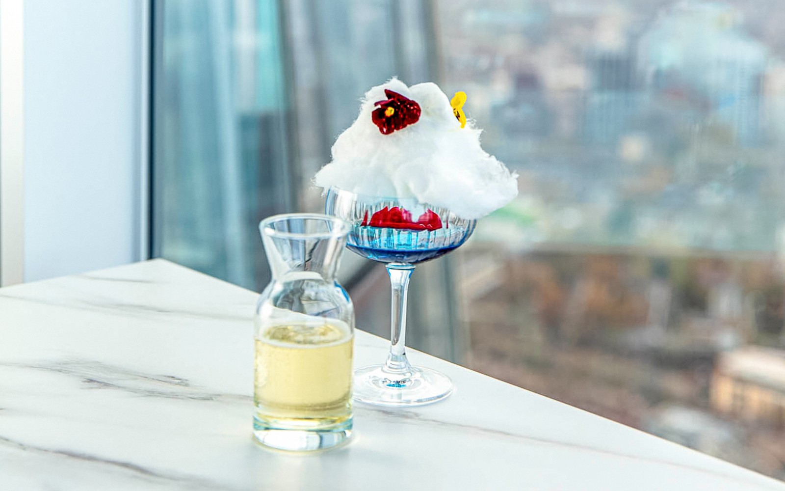 Вид з Шард у Лондоні з келихом шампанського на передньому плані.