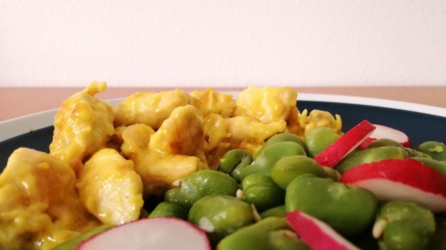 Pollo al curry con fave e ravanelli
