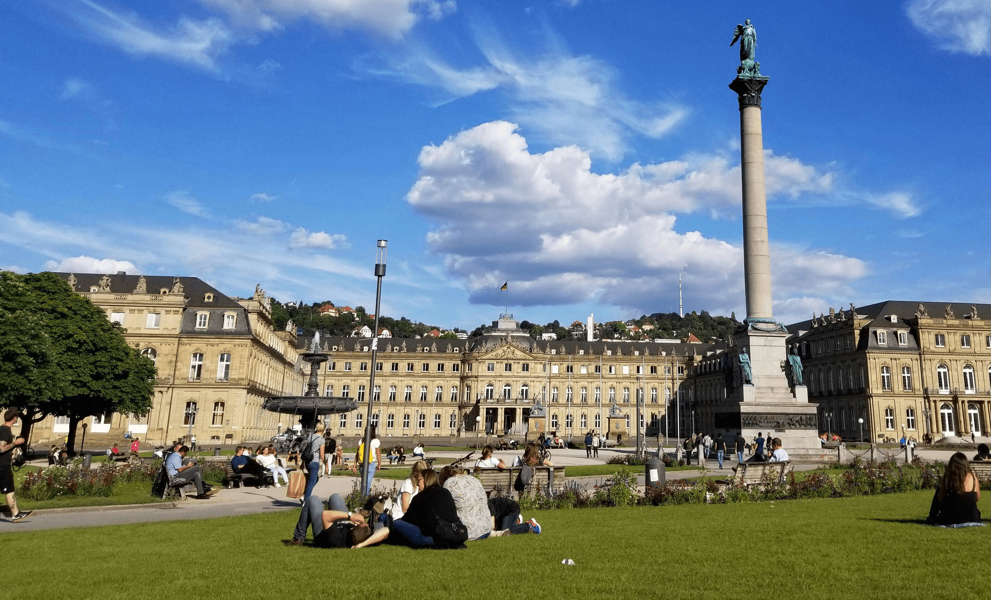 Foto aus der Stuttgarter Innenstadt mit Bürgerinnnen, die die Sonne genießen