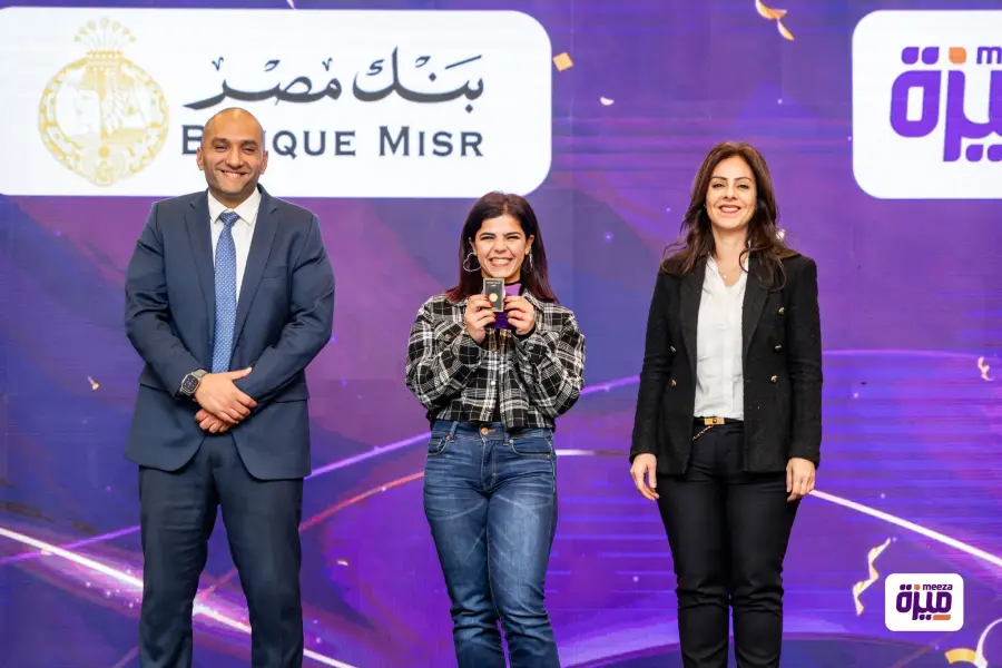 Prize recipient holding a prize medal at the Banque Misr presentation
