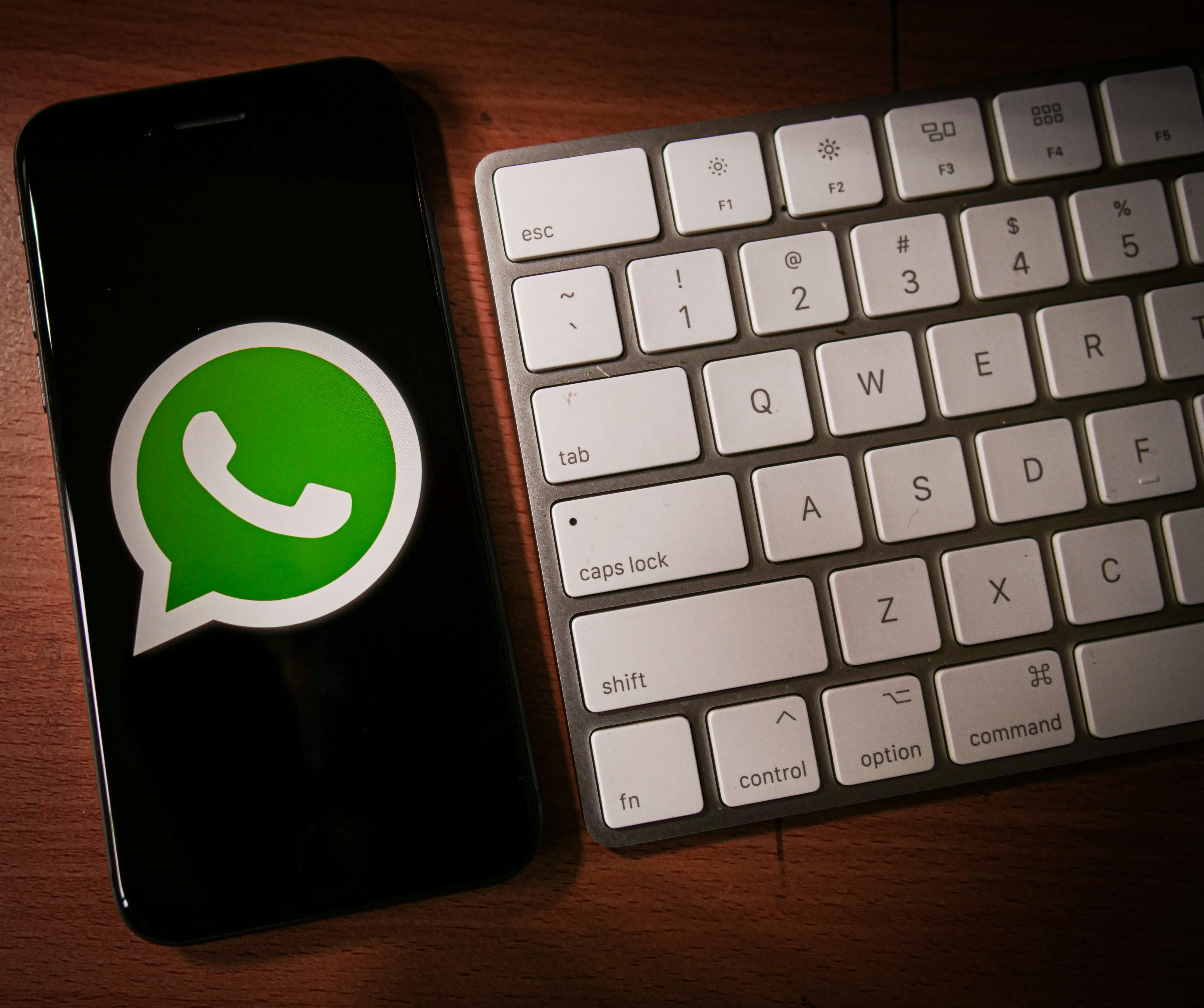 celular com whatsapp aberto