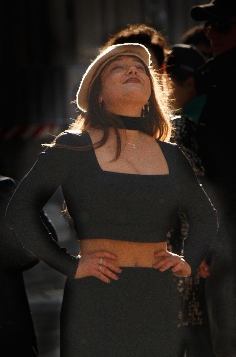 portrait femme debout contre-jour