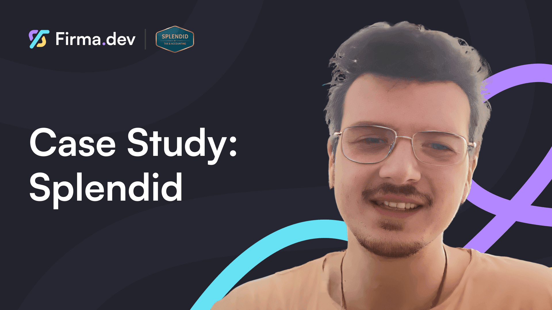 Texte alternatif : "Un homme portant des lunettes et souriant, sur fond sombre abstrait avec des courbes colorées et le texte 'Case Study: Splendid' et 'Firma.dev.'"